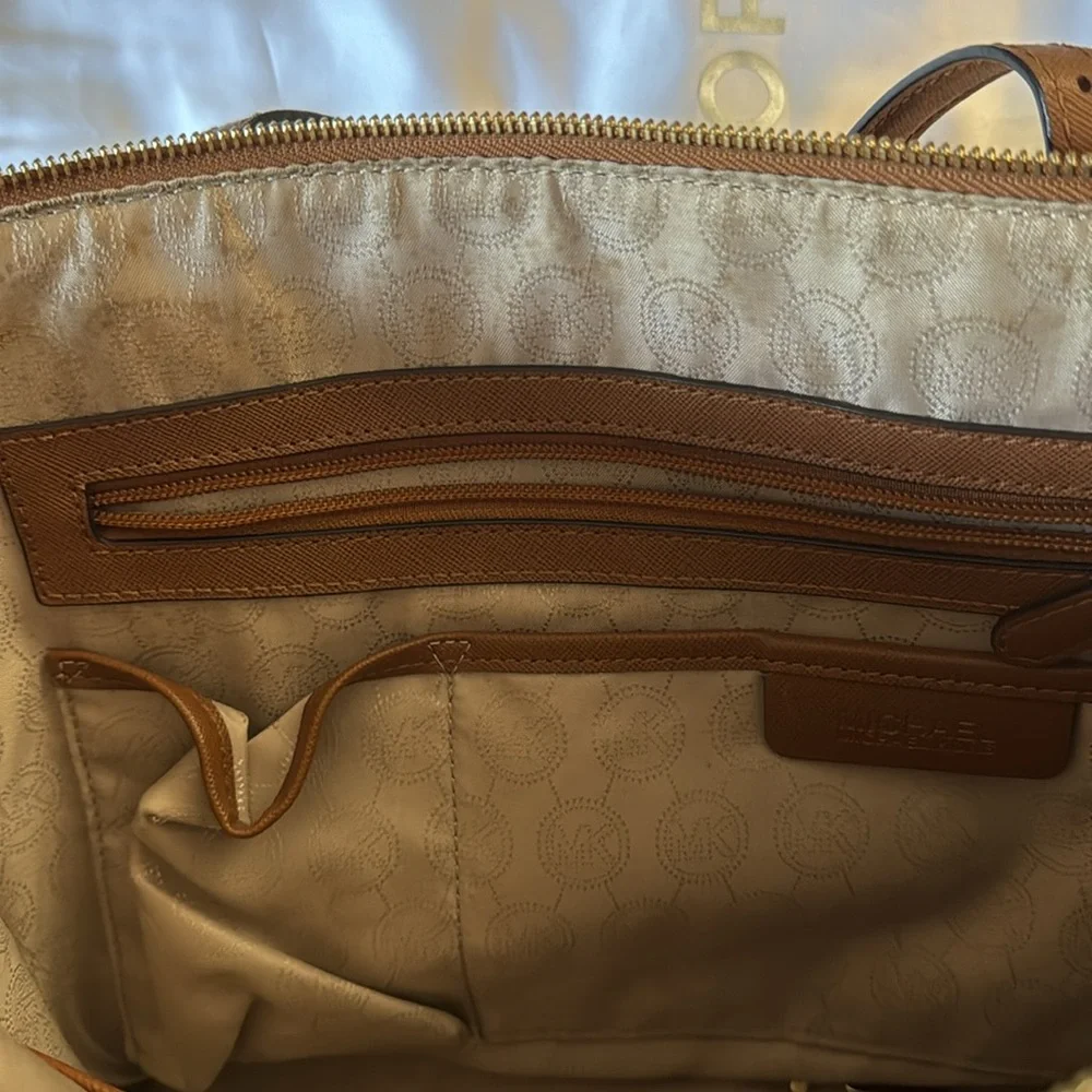 Michael Kors Tan large Tote Pocketbook - Picture 7 of 8